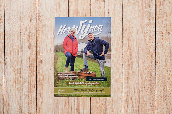 Dorpsmagazine Herwijnen op houten achtergrond